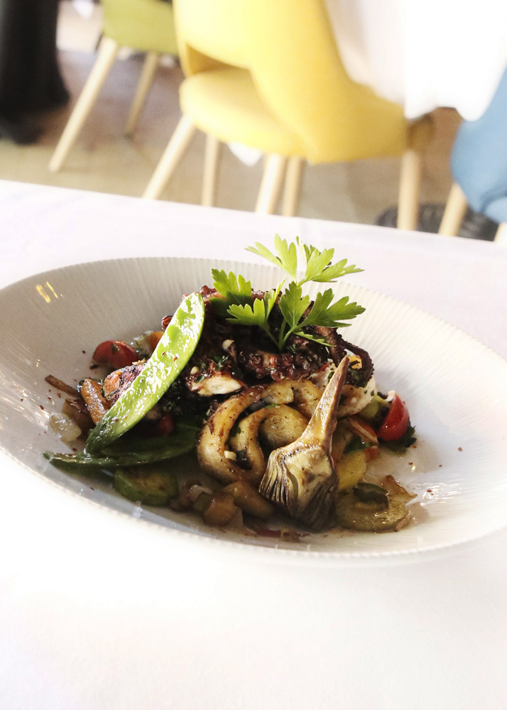 Restaurant L'Institution by Brocherie Mandelieu Spécialités de poissons et fruits de mer à Juan-les-Pins - Salade de poulpe sur carpaccio d'artichauts violets